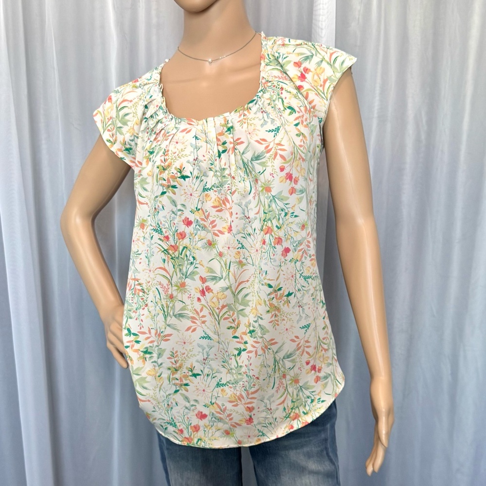 LC LAUREN CONRAD  Pleated Scoop Neck Floral Top (Size M)